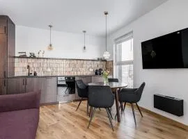 Mirror Garden Apartment - Private Garden, 15 min to Old Town & Beach