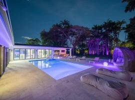 Luxury Villa Azure with Heated Pool 20 minutes to Beach, מלון במיאמי