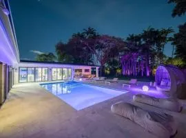 Luxury Villa Azure with Heated Pool 20 minutes to Beach
