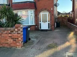 Cosy 3 Bed house with garden 5 min walk from Doncaster Racecourse