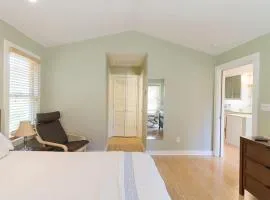 1BR 1BA Near Downtown and Town Lake w Parking, Balcony by Austin Vacay