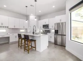 New Modern 3BR 2.5BA North Loop, Cowboy Pool and Patio by Austin Vacay