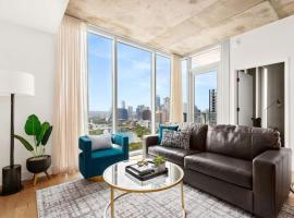 Austin में, होटल Rainey St Lux Condo Rooftop Pool and Lake Views, Mins to DT by Austin Vacay