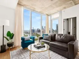 Rainey St Lux Condo Rooftop Pool and Lake Views, Mins to DT by Austin Vacay