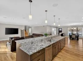 Solar-Powered Luxury Estate Master Spa, Tesla EV, Fast WiFi, Game Room