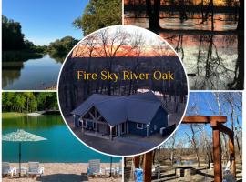 New! Riverfront, Free Firewood, Sport Fishing Pond – hotel w mieście Broken Bow