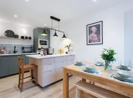 The Pinkish House - 4 bed home in the town centre