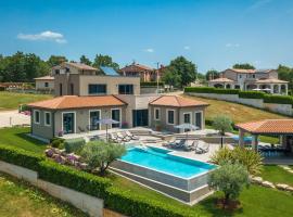Modern villa Lukas with pool in Vizinada, hotel u gradu Markovac