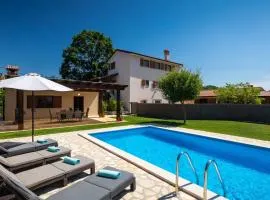 Villa Casa Bastiani with pool and grill in Buje