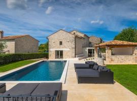 Beautiful Villa Treori with pool in Sv Lovrec，Orbani的飯店
