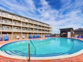 First-floor oceanfront home with outdoor pool, hot tub, washer/dryer - dog-friendly