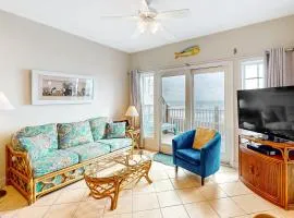 Bright and lovely condo with ocean views from balcony - access to pool/hot tub