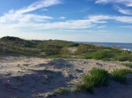 Oceanfront, dog-friendly condo with pool, hot tub, large deck, fast WiFi, & view, hótel í Hatteras