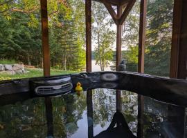 Au pied de la montagne à Chute-Saint-Philippe, hotel en Lac-Saint-Paul