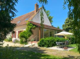 Historic Castle With Pool Near Vichy, хотел в Cusset