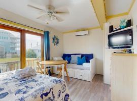 HAODC30 Romantic Hatteras Studio with Rooftop Ocean Views, Club Hatteras Access, Hotel in Hatteras