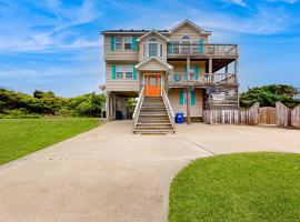 Inviting house with central AC, private pool, hot tub, ocean views, & W/D, hótel í Hatteras