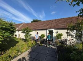 Charming Old Cottage for Share, Cosy Private Double Room – hotel w Edynburgu