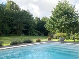 Le Domaine des Hébergés, 15-person gîte with pool, hotel 