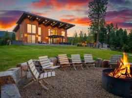 Flathead Lake - Hot Tub, Fire Pit & Forest Views, hotell sihtkohas Somers
