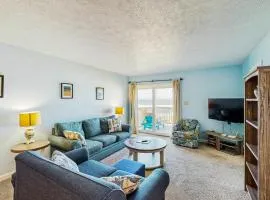 Beautiful getaway in Oceanfront complex with pool, free WiFi, WD, & central AC