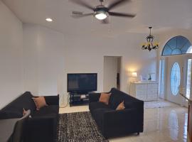 Charming 2BR Retreat with Garden, hotel di Grand Cayman