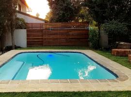 Cottage Guesthouse, hotel malapit sa Waterkloof (FAWK) - WKF, 