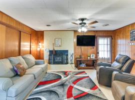 2 Mi to MSU Campus! Family Abode w/ Spacious Yard, hotell i Starkville