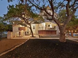 Luxury Lakefront Escape on Lake Travis