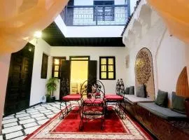 Riad Privé 250m2-Near kasbah-Medina-Rooftop-Breakfast