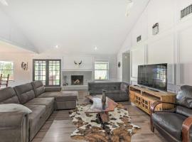 Pet-Friendly Lockhart Home with Private Yard โรงแรมในLockhart