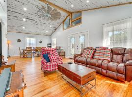 Walk to Downtown Shops and BBQ Home with Fenced Yard โรงแรมในLockhart