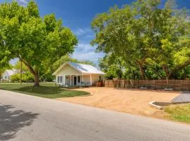Cozy Cottage in the Heart of Johnson City