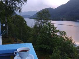 Holiday home near Skogseidvatnet, hotel en Sævareid