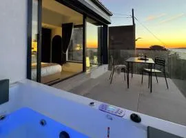 Suite SOLELUNA avec jacuzzi privatif dans Villa d'architecte vue mer