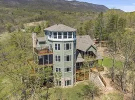 Riverbend Lodge Spacious Riverfront Home with Hot Tub Pool & Mountain view