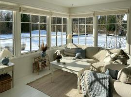 Sommerhus Med Terrasse Og Loungeområde Ved Vig，比戈的飯店