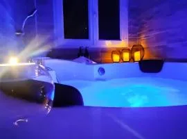 A l'Orée des pins - Gite et spa de 30 m2- Options Home Cinéma, Romantique