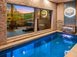 Cedar Hawk: Pool Theater Sauna Views Firepit