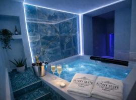 Sunny Suite Napoli - Jacuzzi Romantic Rooms near Central Station & Historic Center, hotel di Naples