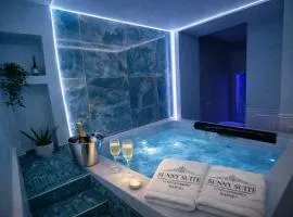 Sunny Suite Napoli - Jacuzzi Romantic Rooms near Central Station & Historic Center