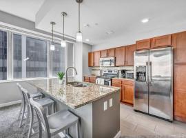 Luxury High-rise Condo w/ Views! Heart of Downtown, khách sạn ở Cleveland