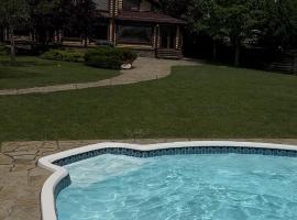 Вілла з басейном, hotel a Novosëlovka