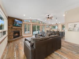 The Pine Getaway on 60 Acres with Hot Tub, hotel i Pine