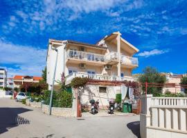 Apartments with parking space Grebastica - Sibenik - 24821, Hotel in Grebaštica