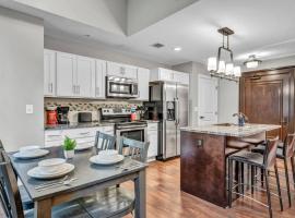 LUXE Condo Downtown | Security•Gym•Parking, khách sạn ở Cleveland