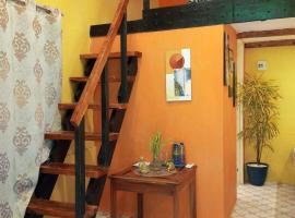 House Rental Banaba Tree Room C Mezzanine، فندق في Sampong