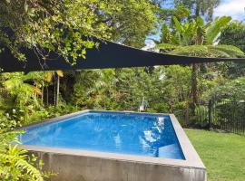 Private Rainforest Home, Close to Cafe's & Restaurants، فندق في Edge Hill