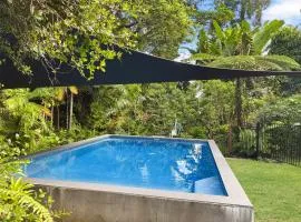 Private Rainforest Home, Close to Cafe's & Restaurants