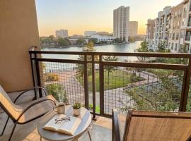 Stunning Lake Views | DART Train | Gym & Pool, hotel di Irving